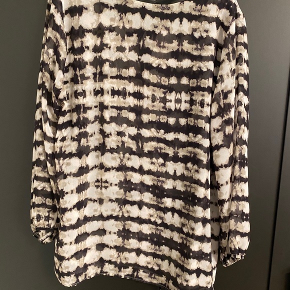 Black and white blouses - Picture 2 of 2